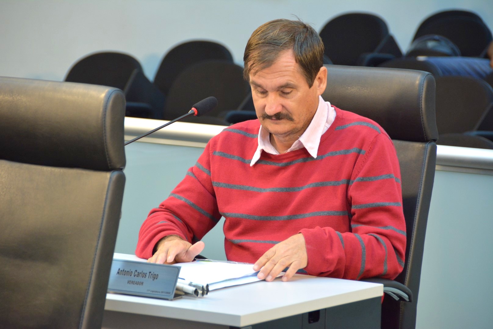 Vereador cobra ação de secretaria por melhorias em pista de atletismo do estádio municipal